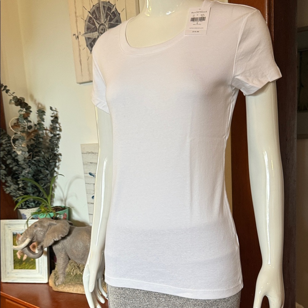 NWT northern reflections size small Classic White Women's Top